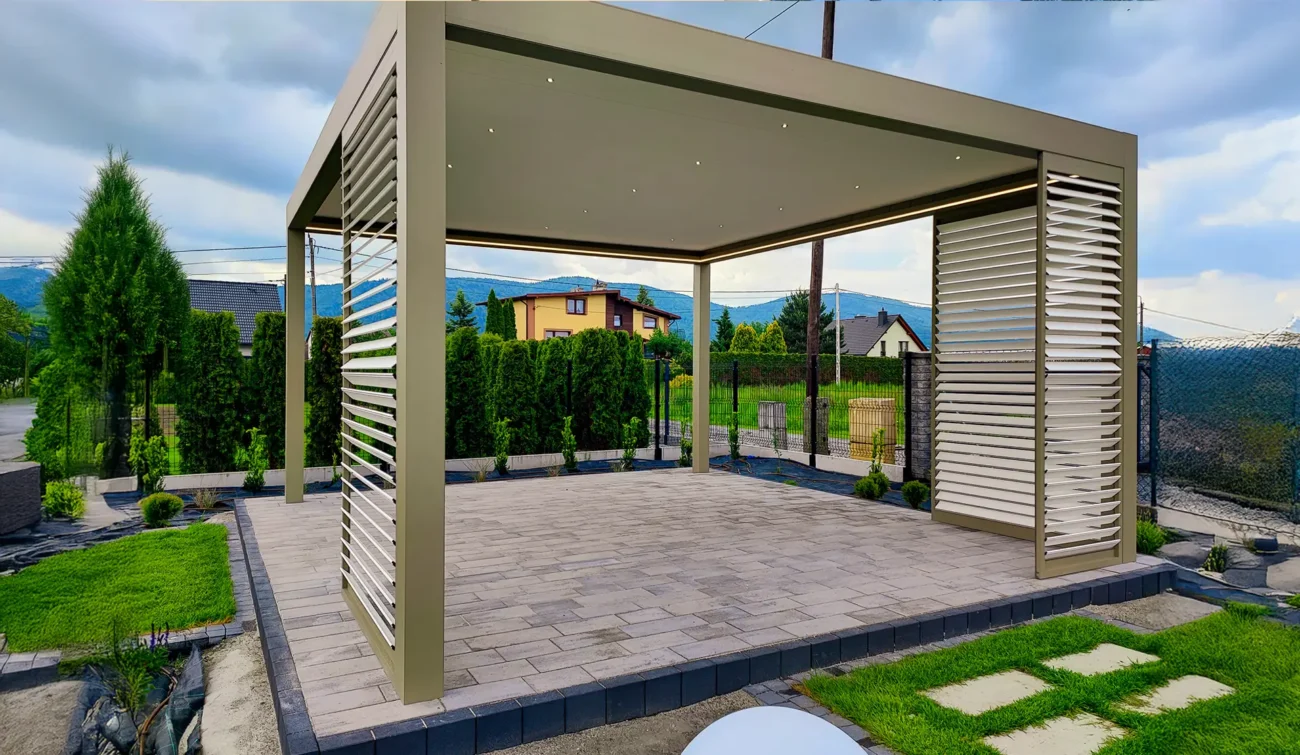 Zadaszenia tarasu z użyciem zadaszenia lamelowego – komfort i styl w jednym