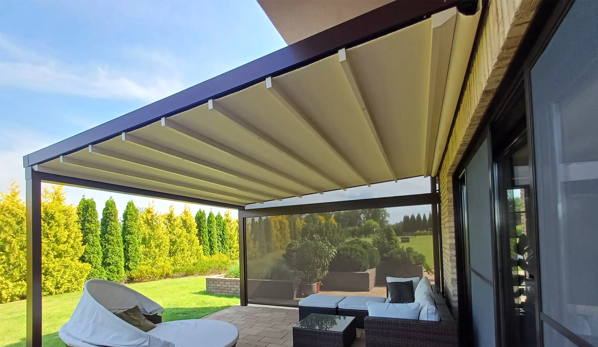 Taras jako drugi salon: Jak maksymalnie wykorzystać zadaszenie